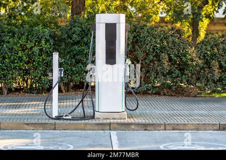 Parkplätze, die für das Aufladen von Elektrofahrzeugen vorbereitet sind Stockfoto