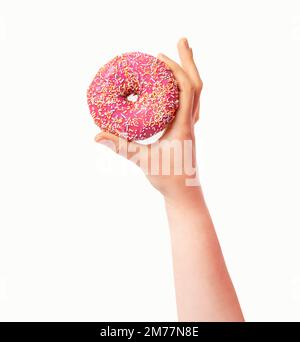 Weibliche Hand mit rosa Donut auf weißem Hintergrund. Draufsicht, flach liegend. Süß, Dessert, Diät-Konzept. Banner mit Kopierbereich. Gewichtsverlust nach holi Stockfoto