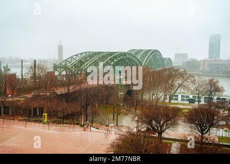 köln, NRW, Deutschland, , Blick auf Köln mit Südbrücke bei Regenwetter. rhein mit Hochwasser Stockfoto