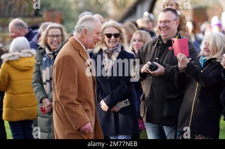 König Karl III. Spricht mit den Wunschwünschen, wenn er ankommt, um an einer morgendlichen Kirchenfeier in der Castle Rising Church in Norfolk teilzunehmen. Foto: Sonntag, 8. Januar 2023. Stockfoto