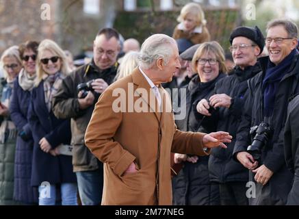 König Karl III. Spricht mit den Wunschwünschen, wenn er ankommt, um an einer morgendlichen Kirchenfeier in der Castle Rising Church in Norfolk teilzunehmen. Foto: Sonntag, 8. Januar 2023. Stockfoto