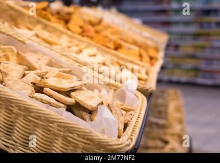 Knusprige Kekse in Korbkörben auf der Theke Stockfoto