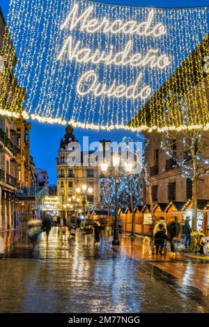 Nachtblick auf den Weihnachtsmarkt, Oviedo, Asturien, Spanien Stockfoto