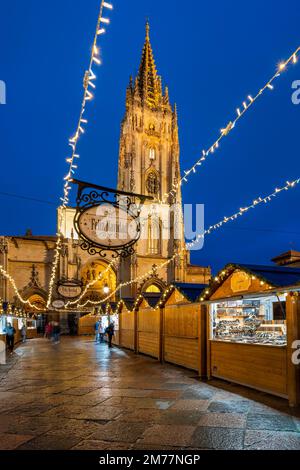 Nachtsicht auf den Weihnachtsmarkt und die Kathedrale, Oviedo, Asturien, Spanien Stockfoto
