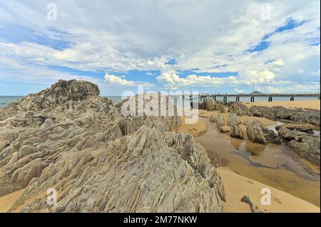 Blick auf den Strand in der Nähe von Palm Cove Jetty mit wunderschönen Felsen Formation Stockfoto