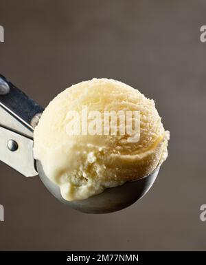 Vanilleeisschaufel Nahaufnahme auf grauem Hintergrund Stockfoto