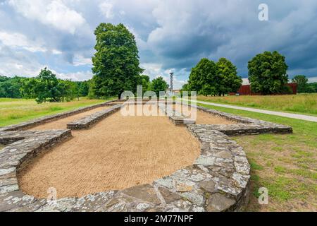 Mikulcice (Mikultschitz): Archäologische Ausgrabungsstätte Mikulcice-Valy und Museum mit Überresten eines bedeutenden slawischen gords aus der Zeit des Großen Mährischen Stockfoto