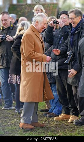 König Karl III. Spricht mit den Wunschwünschen, wenn er ankommt, um an einer morgendlichen Kirchenfeier in der Castle Rising Church in Norfolk teilzunehmen. Foto: Sonntag, 8. Januar 2023. Stockfoto