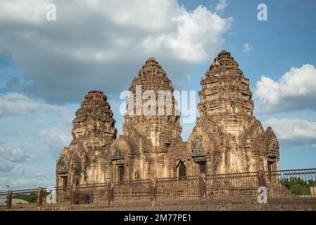 Die Ruinen des Wat Prang Sam Yot Tempels in der Stadt Lopburi in der Provinz Lopburi in Thailand, Thailand, Lopburi, November 2022 Stockfoto