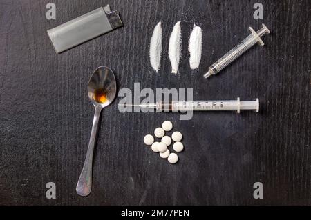 Aufnahme einer harten Droge auf einem dunklen Tisch Stockfoto
