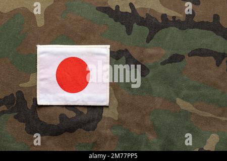Nahaufnahme der japanischen Flagge auf einer Soldatenuniform mit weißem Hintergrund Stockfoto