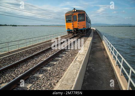 Die Zugbrücke des Rot-Fai-Loi-Nam-Zuges oder die schwimmende Zuglinie am Pa-Sak-Jolasid-Staudamm in der Nähe der Stadt Lopburi in der Provinz Lopburi Stockfoto