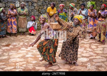 Echuya Batwa, oft als Pygmäen bekannt, tanzt im Südwesten Ugandas. Stockfoto