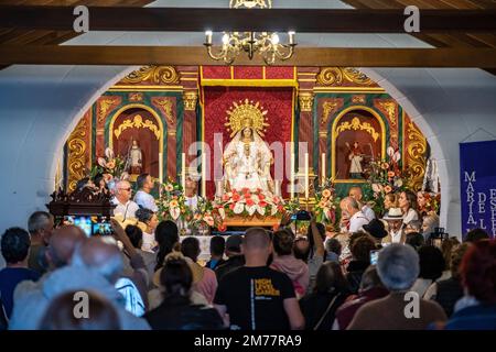 Gottesdienst zur Bajada in der Kirche Parroquia Nuestra Señora de la Salud in Arure, La Gomera, Kanarische Inseln, Spanien | Gottesdienst für das B Stockfoto