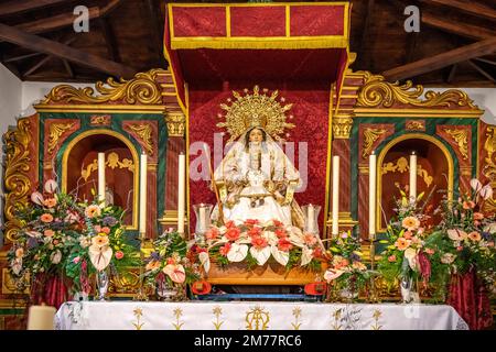 Die zur Bajada geschmückte Kirche Parroquia Nuestra Señora de la Salud in Arure, La Gomera, Kanarische Inseln, Spanien | dekoriert für die Bajada, Th Stockfoto