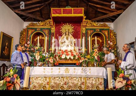 Die zur Bajada geschmückte Kirche Parroquia Nuestra Señora de la Salud in Arure, La Gomera, Kanarische Inseln, Spanien | dekoriert für die Bajada, Th Stockfoto