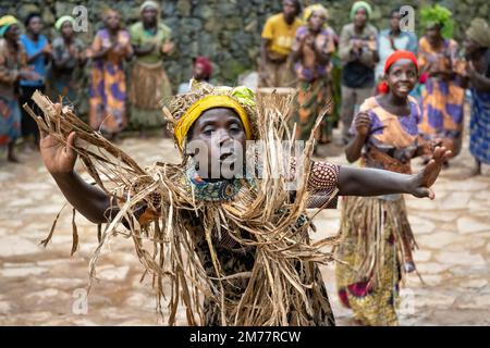 Echuya Batwa, oft als Pygmäen bekannt, tanzt im Südwesten Ugandas. Stockfoto