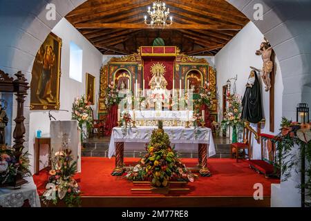 Die zur Bajada geschmückte Kirche Parroquia Nuestra Señora de la Salud in Arure, La Gomera, Kanarische Inseln, Spanien | dekoriert für die Bajada, Th Stockfoto