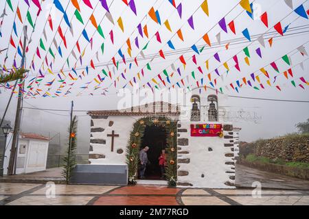 Die zur Bajada geschmückte Kirche Parroquia Nuestra Señora de la Salud in Arure, La Gomera, Kanarische Inseln, Spanien | dekoriert für die Bajada, Th Stockfoto