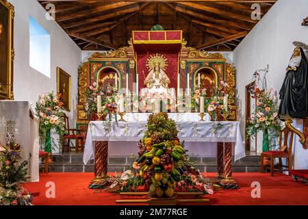 Die zur Bajada geschmückte Kirche Parroquia Nuestra Señora de la Salud in Arure, La Gomera, Kanarische Inseln, Spanien | dekoriert für die Bajada, Th Stockfoto