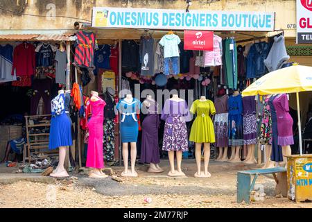 Straßenverkauf Bekleidungsgeschäft in der Main Street einer kleinen Stadt im Südwesten Ugandas. Stockfoto