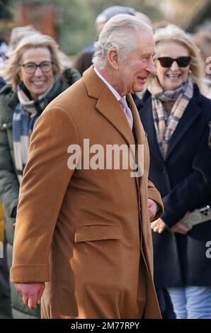 König Karl III. Spricht mit den Wunschwünschen, wenn er ankommt, um an einer morgendlichen Kirchenfeier in der Castle Rising Church in Norfolk teilzunehmen. Foto: Sonntag, 8. Januar 2023. Stockfoto