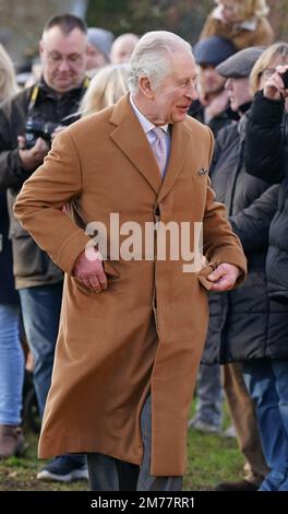 König Karl III. Spricht mit den Wunschwünschen, wenn er ankommt, um an einer morgendlichen Kirchenfeier in der Castle Rising Church in Norfolk teilzunehmen. Foto: Sonntag, 8. Januar 2023. Stockfoto