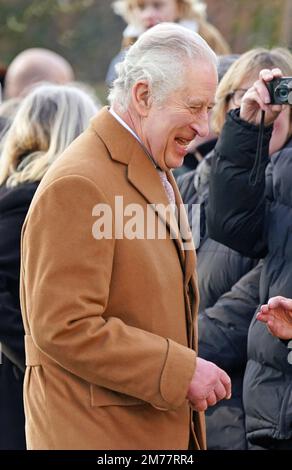König Karl III. Spricht mit den Wunschwünschen, wenn er ankommt, um an einer morgendlichen Kirchenfeier in der Castle Rising Church in Norfolk teilzunehmen. Foto: Sonntag, 8. Januar 2023. Stockfoto