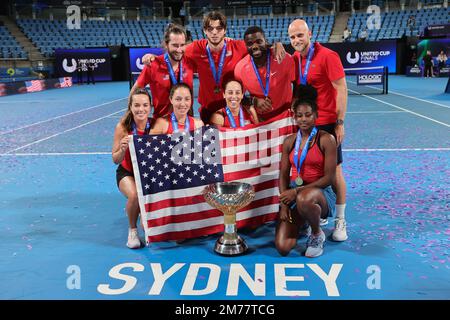 Sydney, Australien. 08. Januar 2023. Champions Team USA posieren mit ihrer Trophäe am United Cup Day 10 in der Ken Rosewall Arena, Sydney Olympic Park Tennis Centre, Sydney, Australien, am 8. Januar 2023. Foto von Peter Dovgan. Nur redaktionelle Verwendung, Lizenz für kommerzielle Verwendung erforderlich. Keine Verwendung bei Wetten, Spielen oder Veröffentlichungen von Clubs/Ligen/Spielern. Kredit: UK Sports Pics Ltd/Alamy Live News Stockfoto