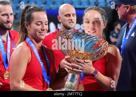 Sydney, Australien. 08. Januar 2023. Champions Team USA posieren mit ihrer Trophäe am United Cup Day 10 in der Ken Rosewall Arena, Sydney Olympic Park Tennis Centre, Sydney, Australien, am 8. Januar 2023. Foto von Peter Dovgan. Nur redaktionelle Verwendung, Lizenz für kommerzielle Verwendung erforderlich. Keine Verwendung bei Wetten, Spielen oder Veröffentlichungen von Clubs/Ligen/Spielern. Kredit: UK Sports Pics Ltd/Alamy Live News Stockfoto