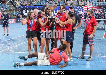 Sydney, Australien. 08. Januar 2023. Champions Team USA posieren mit ihrer Trophäe am United Cup Day 10 in der Ken Rosewall Arena, Sydney Olympic Park Tennis Centre, Sydney, Australien, am 8. Januar 2023. Foto von Peter Dovgan. Nur redaktionelle Verwendung, Lizenz für kommerzielle Verwendung erforderlich. Keine Verwendung bei Wetten, Spielen oder Veröffentlichungen von Clubs/Ligen/Spielern. Kredit: UK Sports Pics Ltd/Alamy Live News Stockfoto