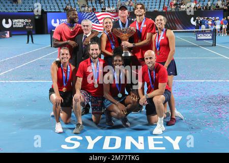 Sydney, Australien. 08. Januar 2023. Champions Team USA posieren mit ihrer Trophäe am United Cup Day 10 in der Ken Rosewall Arena, Sydney Olympic Park Tennis Centre, Sydney, Australien, am 8. Januar 2023. Foto von Peter Dovgan. Nur redaktionelle Verwendung, Lizenz für kommerzielle Verwendung erforderlich. Keine Verwendung bei Wetten, Spielen oder Veröffentlichungen von Clubs/Ligen/Spielern. Kredit: UK Sports Pics Ltd/Alamy Live News Stockfoto