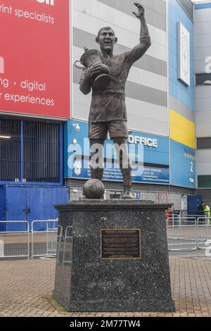 Statue des FA-Pokalsiegers 1927 Captain Fred Keenor, beim Emirates FA-Pokalspiel in der dritten Runde Cardiff City vs Leeds United im Cardiff City Stadium, Cardiff, Großbritannien, 8. Januar 2023 (Foto von Mike Jones/News Images) Stockfoto