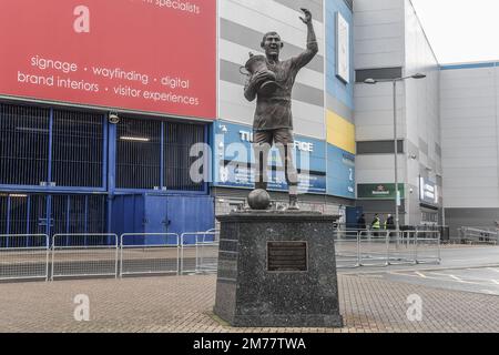 Statue des FA-Pokalsiegers 1927 Captain Fred Keenor, beim Emirates FA-Pokalspiel in der dritten Runde Cardiff City vs Leeds United im Cardiff City Stadium, Cardiff, Großbritannien, 8. Januar 2023 (Foto von Mike Jones/News Images) Stockfoto