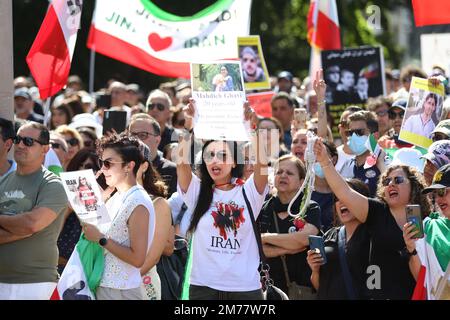 Sydney, Australien. 8. Januar 2023 Die Iraner protestieren gegen das islamische Hardliner-Regime im Iran und insbesondere gegen den Absturz von Flug PS752 im Rahmen der Proteste gegen Frauen, Leben und Freiheit. Ukraine International Airlines Flug 752 war ein internationaler ziviler Linienflug von Teheran nach Kiew, der von Ukraine International Airlines durchgeführt wurde. Am 8. Januar 2020 wurde die auf dieser Route fliegende Boeing 737-800 vom Korps der Islamischen Revolutionsgarde (IRGC) kurz nach dem Start abgeschossen, bei dem alle 176 Passagiere und Besatzungen an Bord getötet wurden. Kredit: Richard Milnes/Alamy Live News Stockfoto