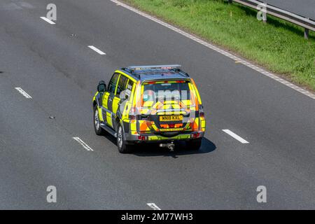 LED-Schild „Don't Pass“ auf der Rückseite DER HIGHWAYS, ENGLAND TRAFFIC OFFICER Mitsubishi Shogun SG3 DI-D LWB Auto; Fahrt auf der Autobahn M6, Großbritannien Stockfoto