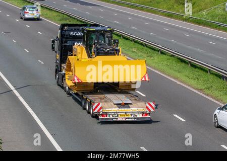 2018 Black SCANIA LKW S500 A 6X2/2 12742cc Diesel LKW mit neuem Bulldozer auf einem Tieflader MAX Anhänger; Fahrt auf der Autobahn M6, Großbritannien Stockfoto