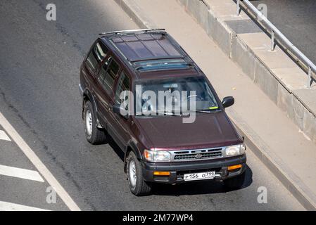 Moskau, Russland - 27. September 2022: Japanisches braunes und burgunderes Nissan Pathfinder R50 Auto auf der Straße (Nissan Terrano alt) Stockfoto