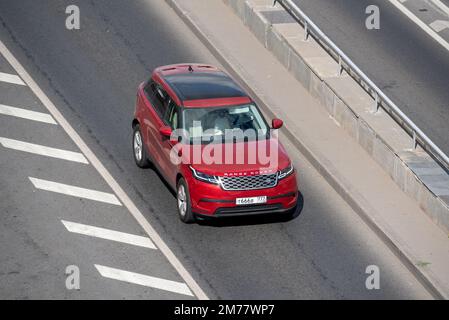 Moskau, Russland - 27. September 2022: Weißer britisch-indischer Crossover-SUV Land Rover Range Rover Velar I (L560) fährt auf der Straße Stockfoto