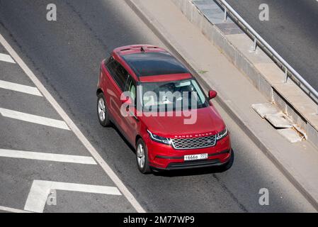 Moskau, Russland - 27. September 2022: Weißer britisch-indischer Crossover-SUV Land Rover Range Rover Velar I (L560) fährt auf der Straße Stockfoto