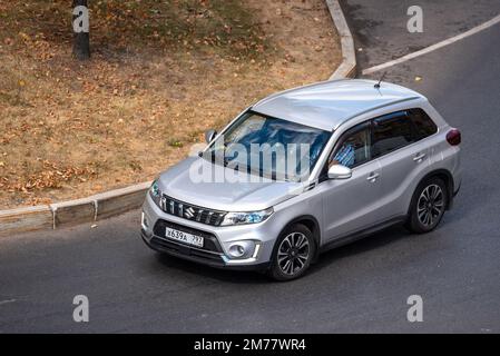 Moskau, Russland - 27. September 2022: Silberfarbenes japanisches Auto Suzuki Vitara fährt die Straße entlang auf einer Stadtstraße (Grand und Suzuki Escudo) Stockfoto