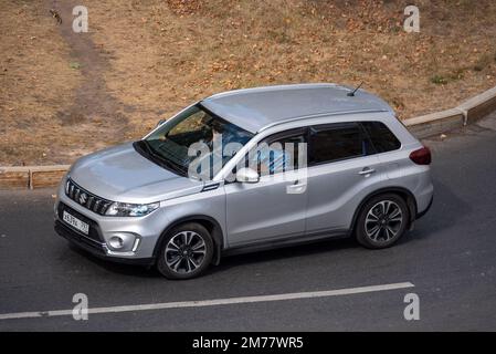 Moskau, Russland - 27. September 2022: Silberfarbenes japanisches Auto Suzuki Vitara fährt die Straße entlang auf einer Stadtstraße (Grand und Suzuki Escudo) Stockfoto