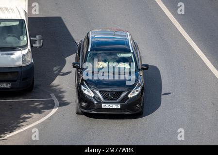 Moskau, Russland - 27. September 2022: Schwarzer japanischer Mittelklasse-Crossover-SUV Nissan Murano, dritte Generation (Z52; 2014) fährt auf der Straße der CI Stockfoto