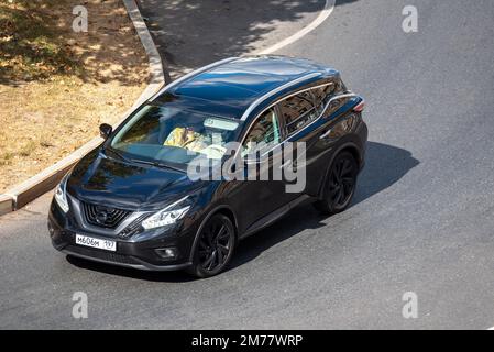 Moskau, Russland - 27. September 2022: Schwarzer japanischer Mittelklasse-Crossover-SUV Nissan Murano, dritte Generation (Z52; 2014) fährt auf der Straße der CI Stockfoto