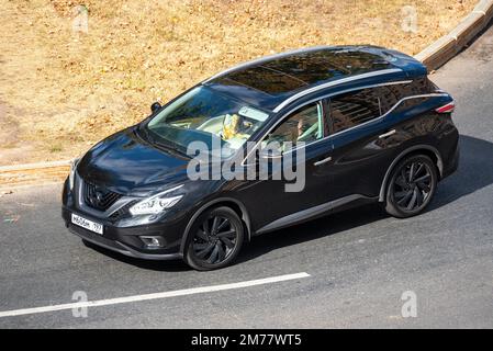 Moskau, Russland - 27. September 2022: Schwarzer japanischer Mittelklasse-Crossover-SUV Nissan Murano, dritte Generation (Z52; 2014) fährt auf der Straße der CI Stockfoto