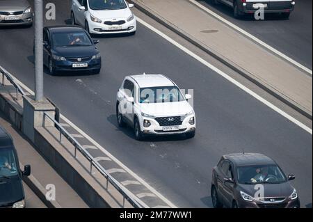 Moskau, Russland - 27. September 2022: Weißer koreanischer Crossover Hyundai Santa Fe 4 4. Generation (TM; 2018) fährt in der Stadt auf der Straße Stockfoto