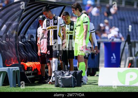 8. Januar 2023; Campbelltown Stadium, Sydney, NSW, Australien: A-League Fußball, MacArthur FC gegen Newcastle Jets; MacArthur FC Ersatzspieler nehmen ihren Platz auf der Bank ein Stockfoto