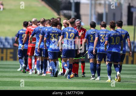 8. Januar 2023; Campbelltown Stadium, Sydney, NSW, Australien: A-League Fußball, MacArthur FC gegen Newcastle Jets; MacArthur FC und Newcastle Jets Spieler schütteln sich die Hand Stockfoto