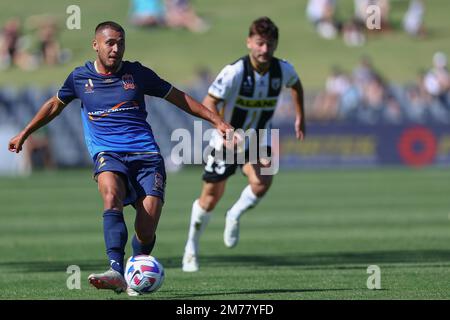 8. Januar 2023; Campbelltown Stadium, Sydney, NSW, Australien: A-League Fußball, MacArthur FC gegen Newcastle Jets; Dane Ingham von Newcastle Jets gibt den Ball über das Spielfeld Stockfoto