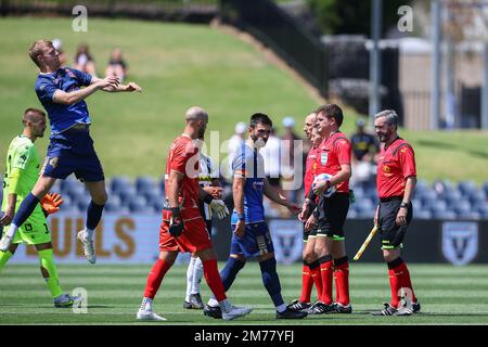 8. Januar 2023; Campbelltown Stadium, Sydney, NSW, Australien: A-League Fußball, MacArthur FC gegen Newcastle Jets; Spieler und Spieloffizier gehen auf das Spielfeld Stockfoto